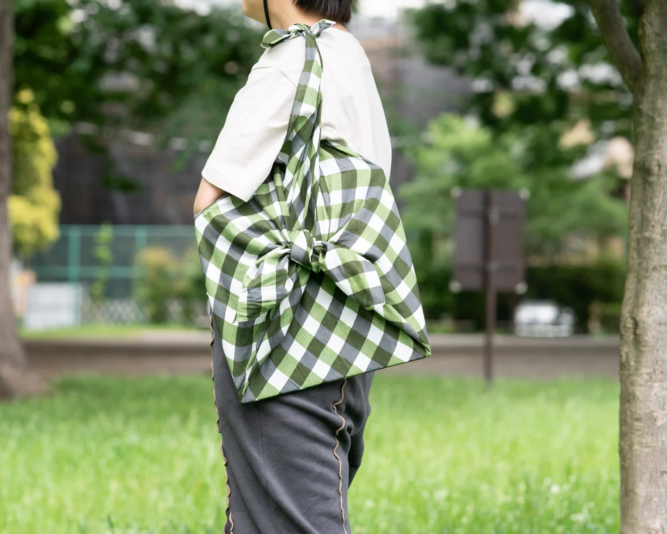 105cm nagyságú furoshiki kendő, amib bakelit lemezt is csoamgolhatsz