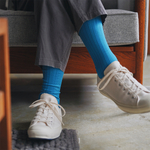 Kép 2/3 - Nishiguchi selyem zokni kék színben kellően hosszú szárral