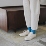 Kép 4/4 - selyem és pamut keveréke ez a zokni, különleges kék színben