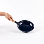 Kép 3/3 - RIESS zománc serpenyő, fa nyéllel, fekete színben, 24cm átmérővel