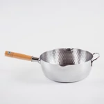 Kép 2/7 - Ez a 24 cm átmérőjű Yukihira edény egy extra ellenfüllel érkezik a tartós fogásért.
