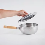 Kép 4/4 - A képen a 20cm átmérőjű Yukihira nyeles lábas látható fedővel együtt.