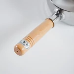 Kép 5/7 - Yukihira lábas természetes fa nyéllel érkezik, ami nem melegszik át.