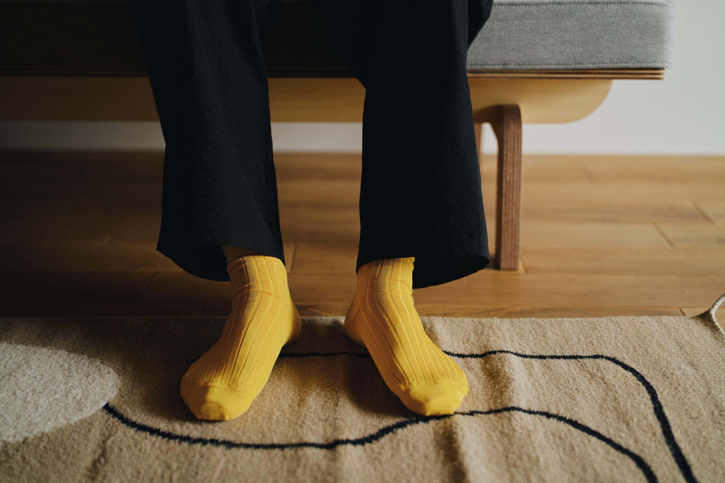 Nishiguchi Kutsushita silk cotton ribbed socks, susuki gold