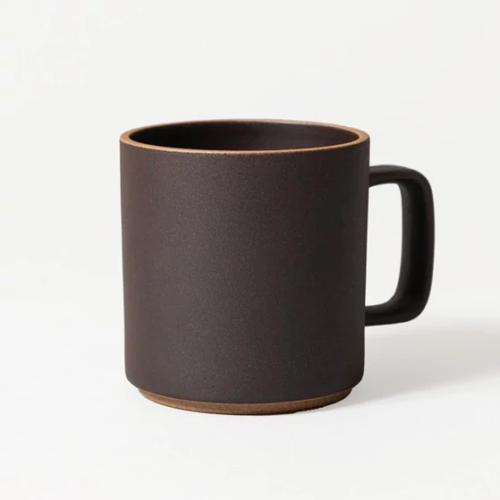 HASAMI porcelán bögre, fekete színben, 385ml űrtartalommal