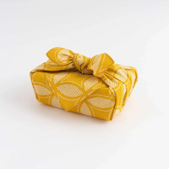Kamawanu furoshiki kendő, shippō mintával