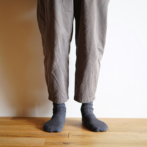 Nishiguchi Kutsushita selyem zokni sötétszürke színben
