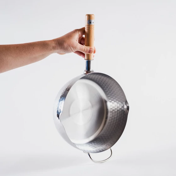 24cm átmérőjű japán Yukihira lábas, kalapált felülettel és fa nyéllel