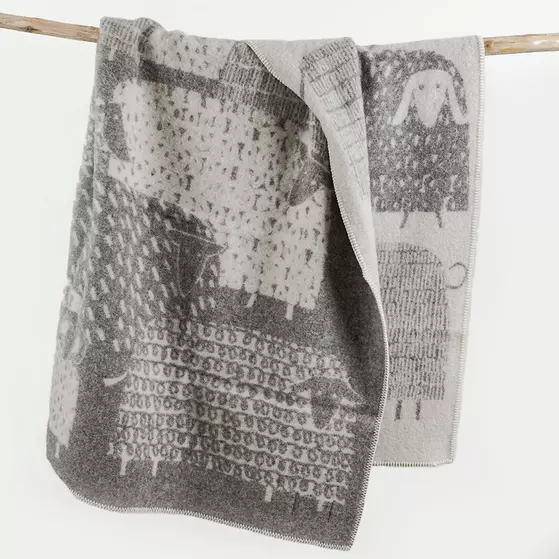 Szürke színű, birka mintás gyapjú takaró a finn Lapuan Kankurit márkától