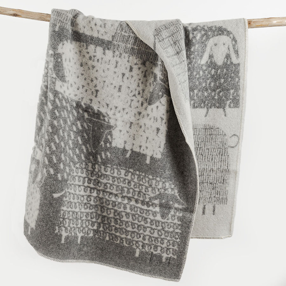 Szürke színű, birka mintás gyapjú takaró a finn Lapuan Kankurit márkától