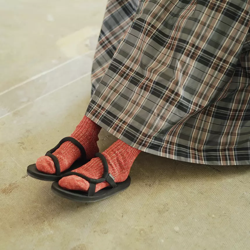 Nishiguchi Kutsushita kenderből készült zokni limitált boston brick színben