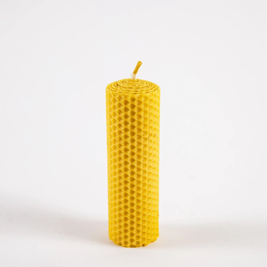 13,5cm magas, 4cm átmérőjű méhviasz gyertya